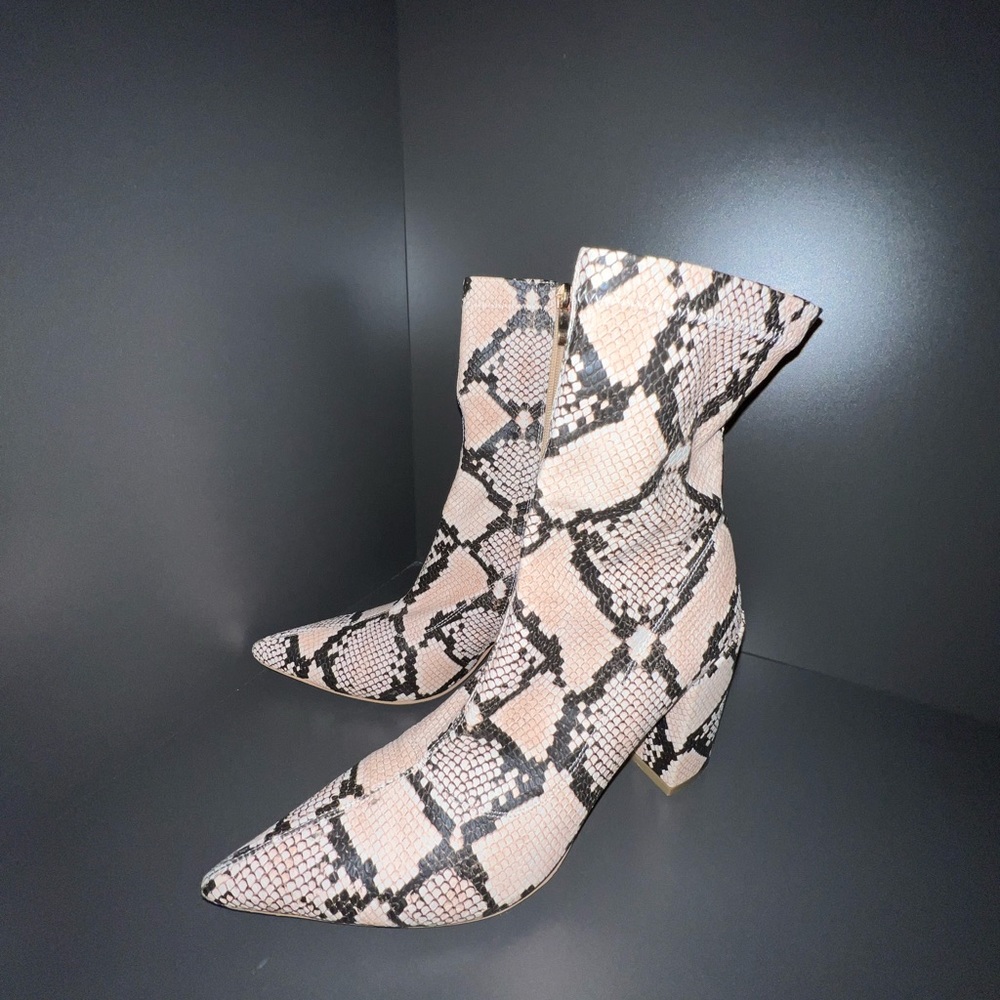 Women’s booties Snakeskin, color beige/cream with black, size 6